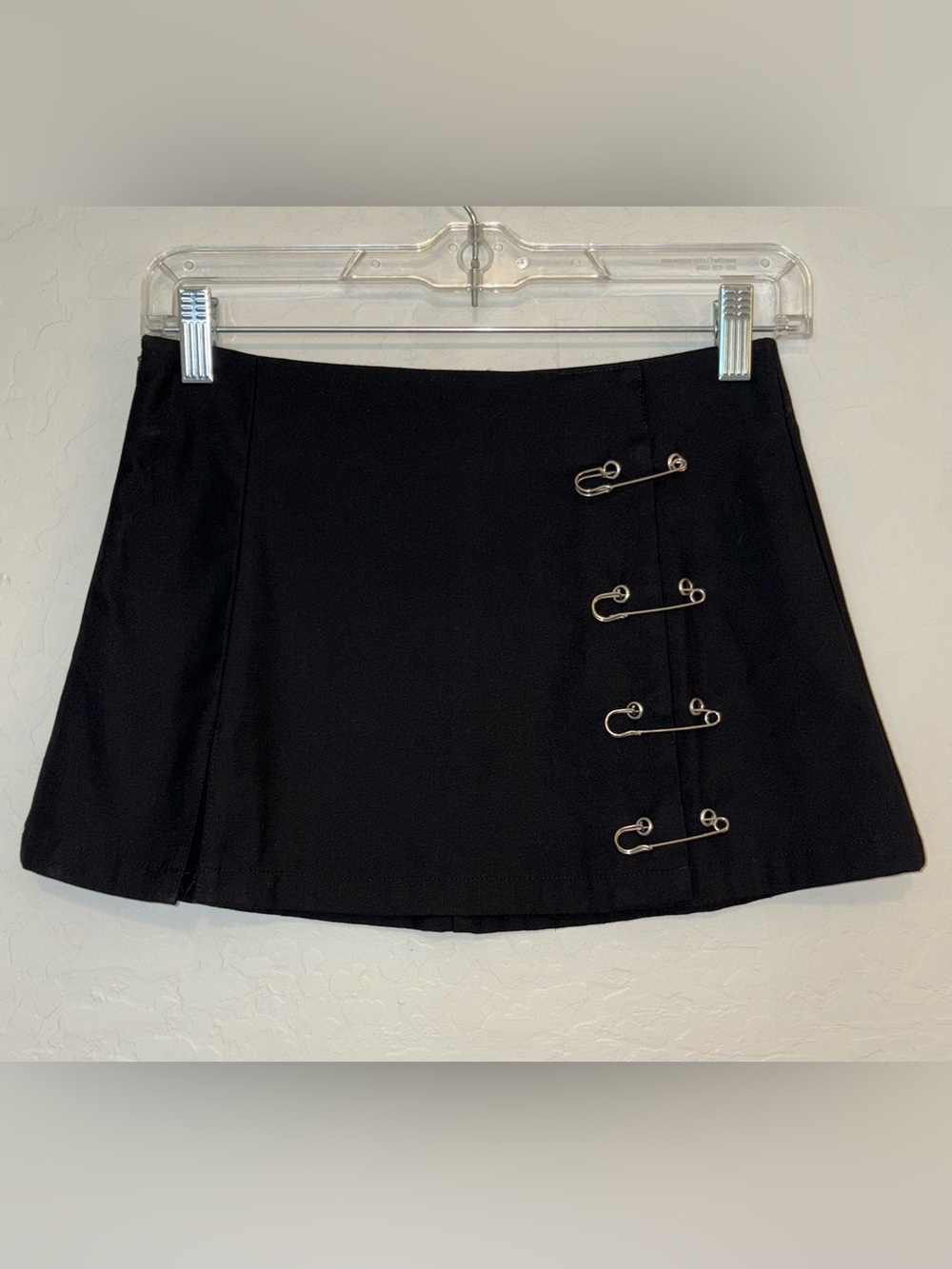 Unif Safety Pins Black Pleated Mini Micro Skirt Women’s Size XS Grunge 90s Y2K